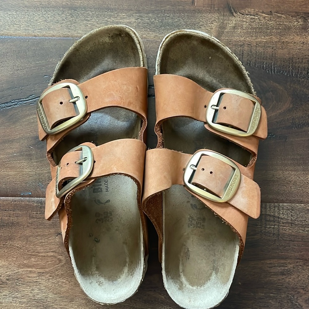 Birkenstock big buckle shoes in a light brown/ cognac color. Normal wear.